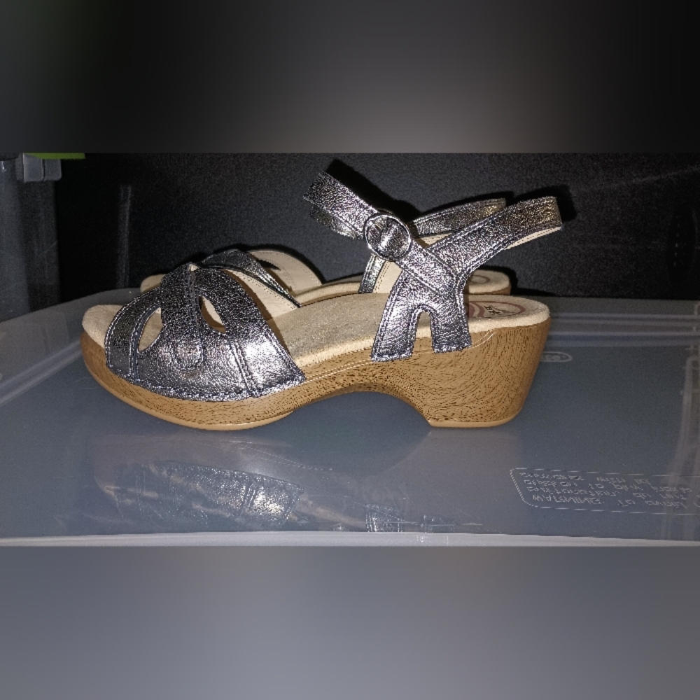 Dansko platform sandals size US 9.5-10, EU 40. NEW in box